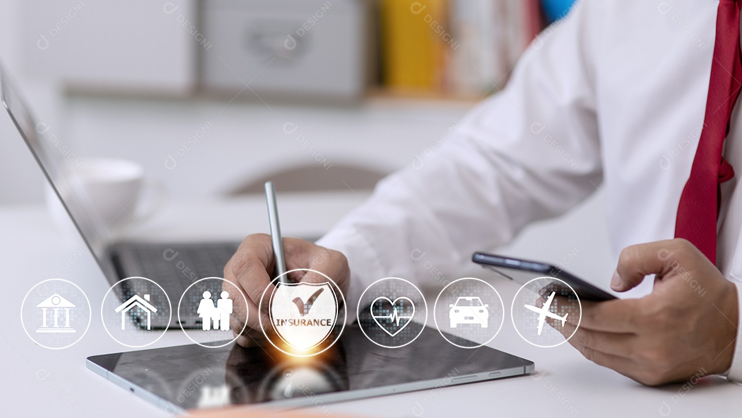 Seguro online na tela virtual. Vida, carro, propriedade, saúde.