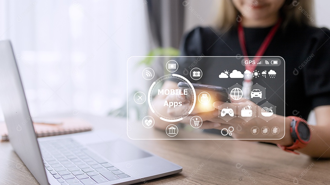Conceito de aplicativos móveis mãos de mulher de negócios segurando de tela sensível ao toque.