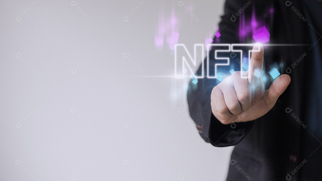 Tela virtual do toque do dedo do empresário, criptografia digital do token NFT.