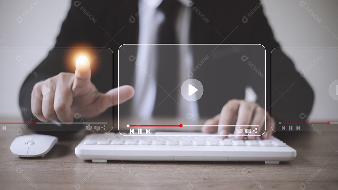 Homem usando mouse e teclado para streaming online, assistindo vídeo.