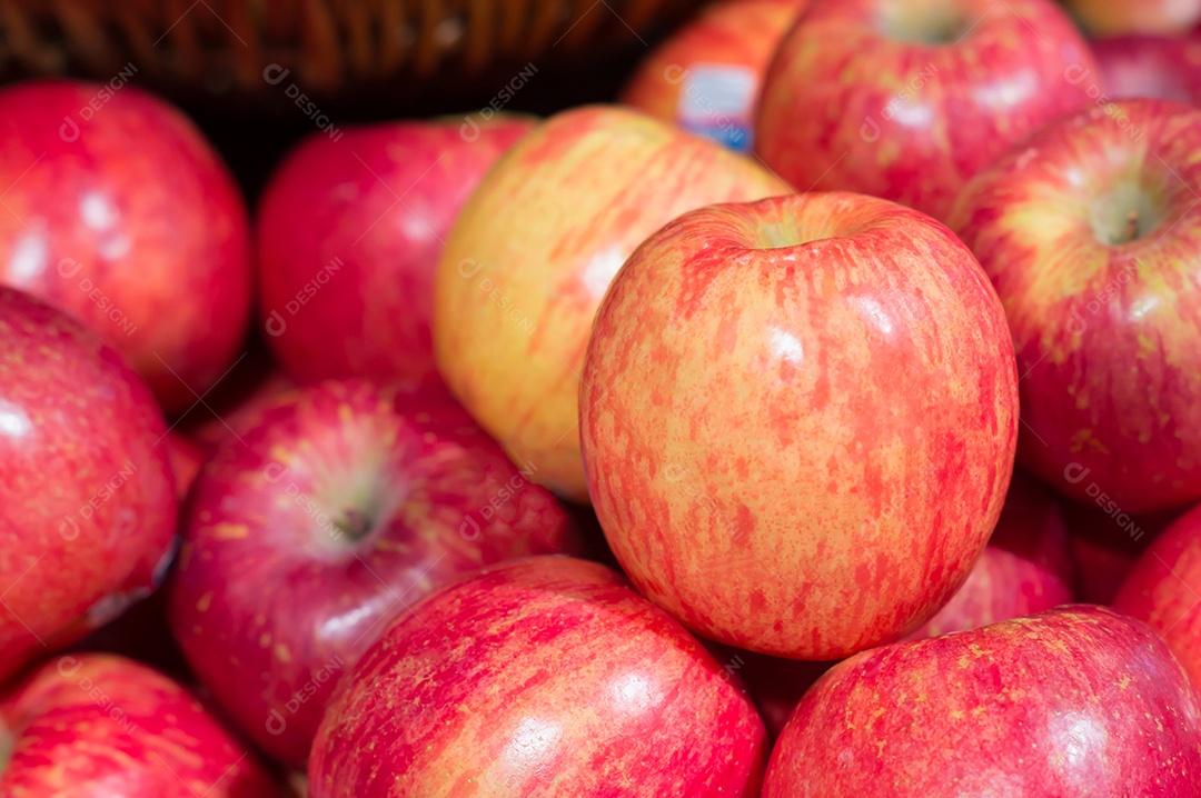 Doces maçãs vermelhas maduras em pilha fresca