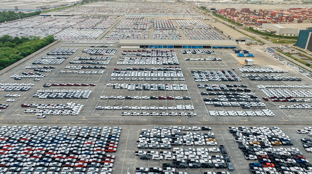 Vista aérea do estoque de carros novos no estacionamento da fábrica. Vista superior