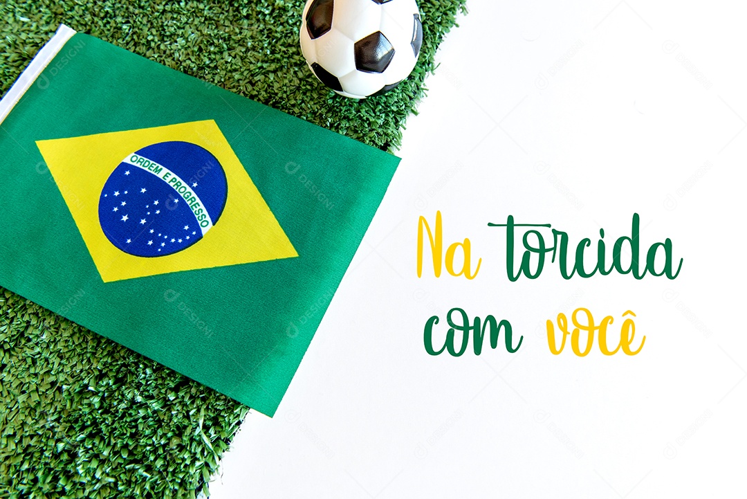 Bola de futebol e bandeira brasileira no fundo branco.