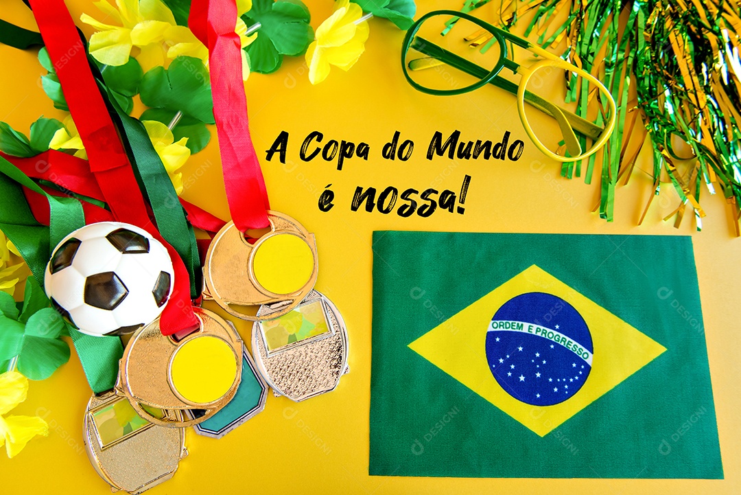 Bola de futebol, medalhas e bandeira brasileira em fundo amarelo.