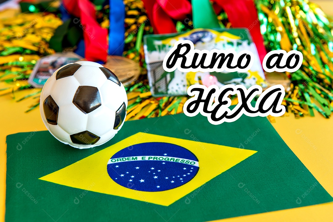 Itens dos torcedores brasileiros em fundo amarelo, da Copa do Mundo.