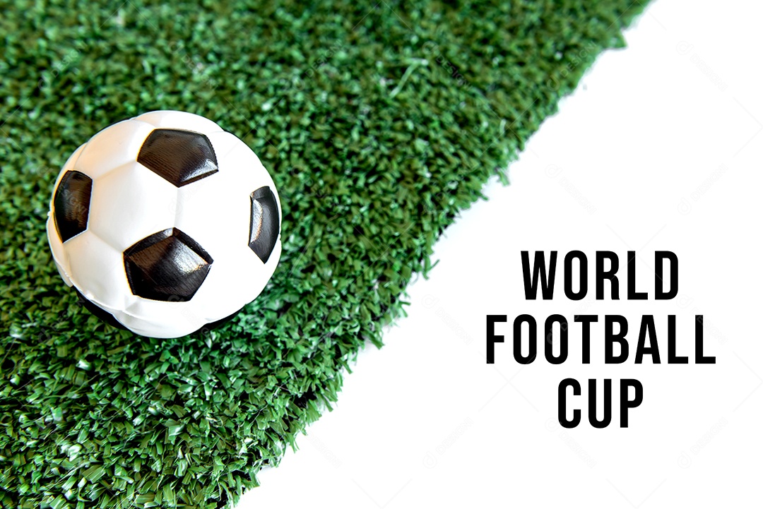 Bola de futebol na grama, fundo branco.