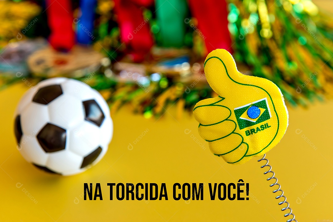 Copa do mundo, itens da torcida brasileira em fundo amarelo.