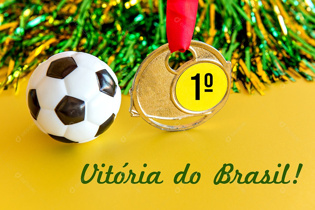 Copa do mundo, bola de futebol e medalha em fundo amarelo.