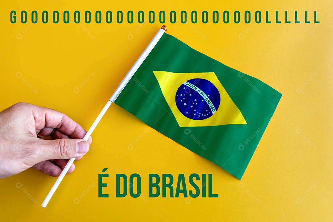 Mãos segurando a bandeira do Brasil em um fundo amarelo.