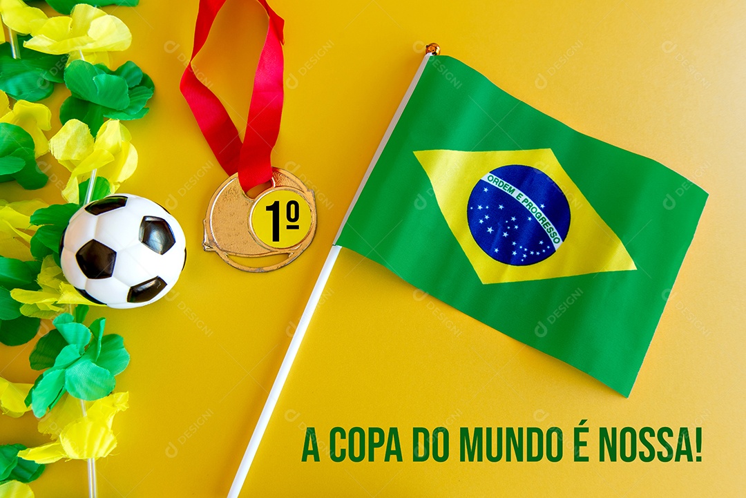 Bola de futebol, medalha e bandeira brasileira no fundo amarelo.