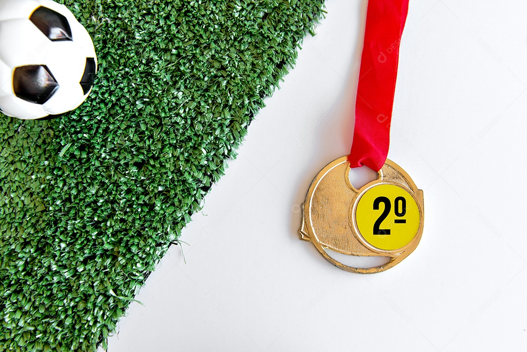 Copa do mundo, bola de futebol e medalha em fundo branco.