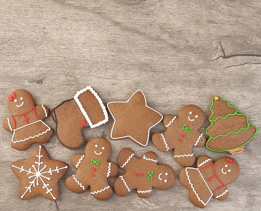 Biscoitos tradicionais de gengibre de natal sobre uma mesa de madeira.