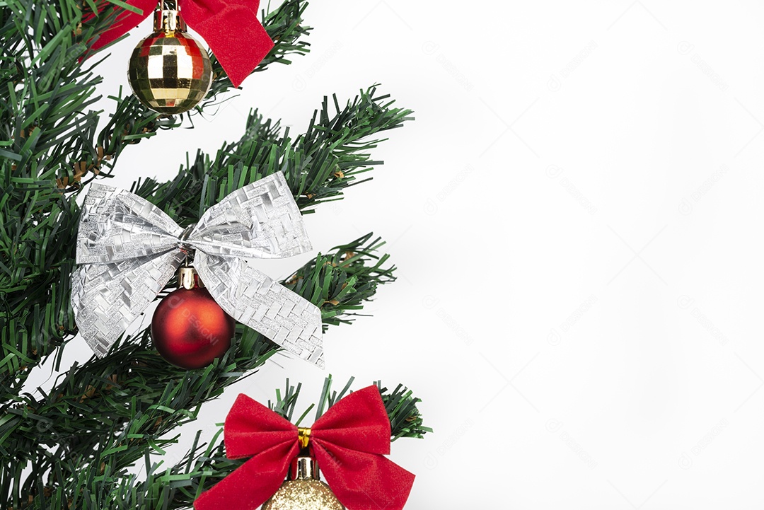 Bolas de Natal e arcos em uma árvore sobre fundo branco.