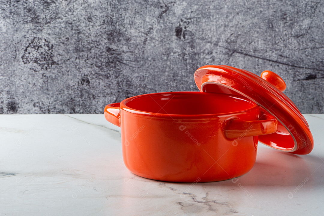 Pote em fundo branco marmorizado. Isolado.