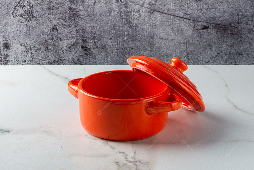 Pote em fundo branco marmorizado. Isolado.