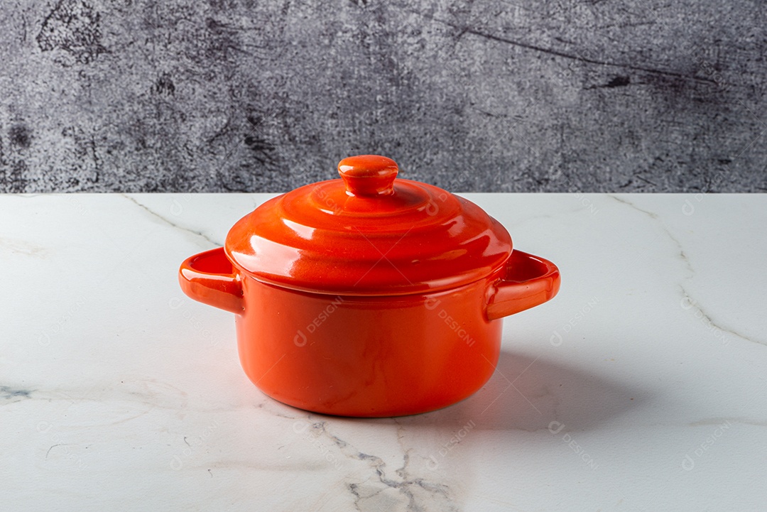 Pote em fundo branco marmorizado. Isolado.