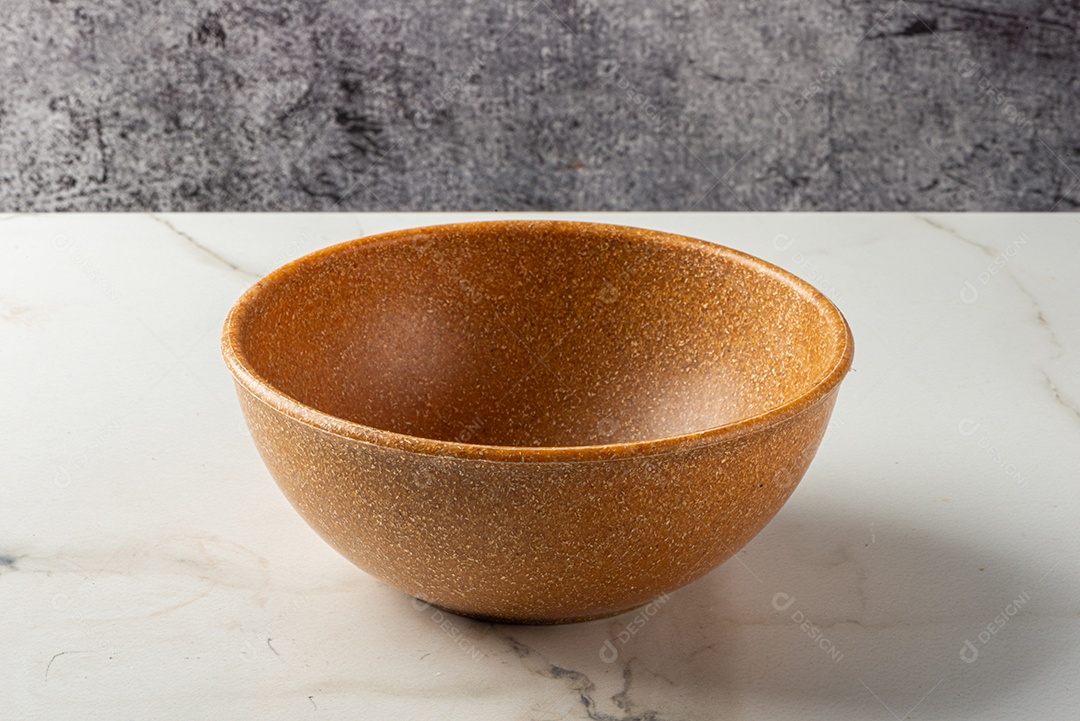 Pote em fundo branco marmorizado. Isolado.