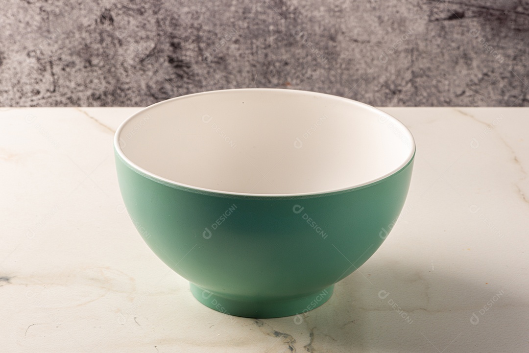 Pote em fundo branco marmorizado. Isolado.