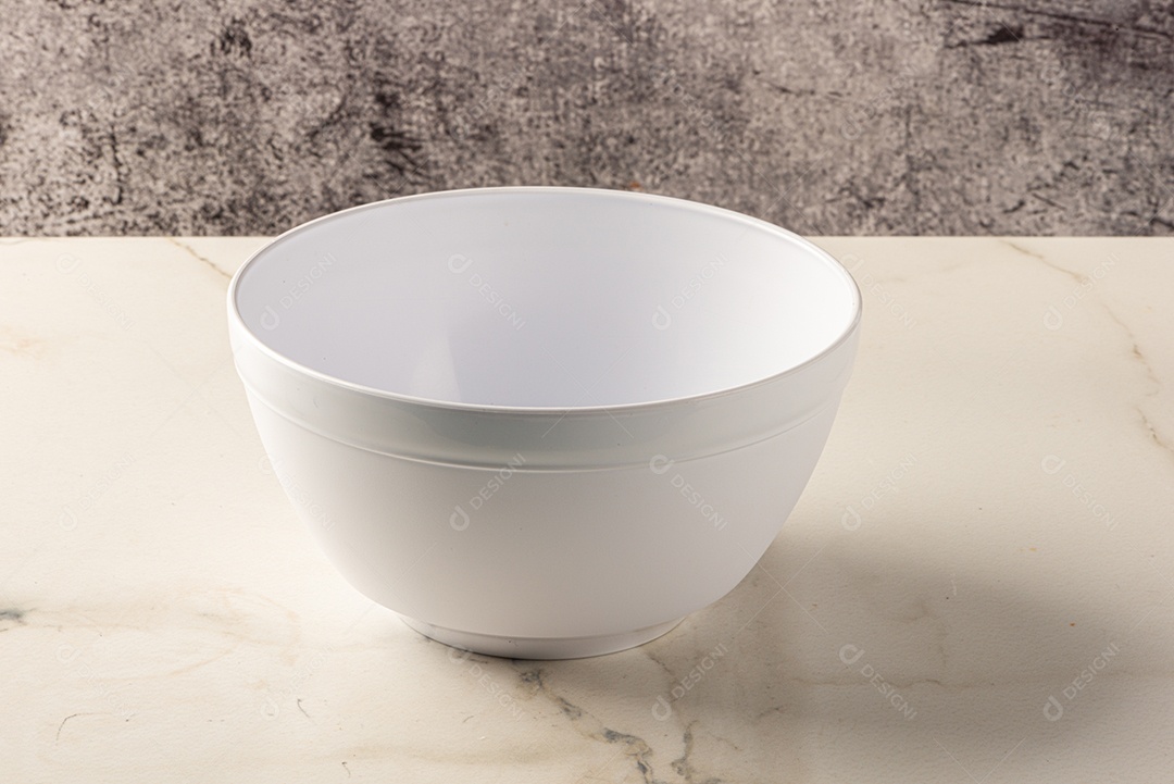 Pote em fundo branco marmorizado. Isolado.