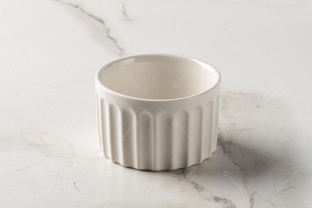 Pote em fundo branco marmorizado. Isolado.