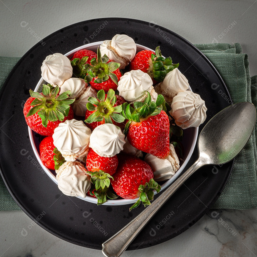 Sobremesa de morango com merengue de doce de leite