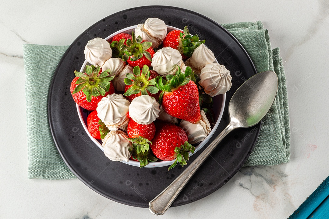 Sobremesa de morango com merengue de doce de leite