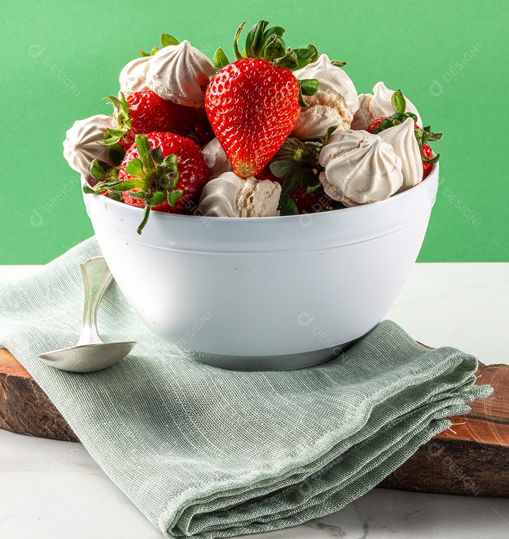 Sobremesa de morango com merengue de doce de leite