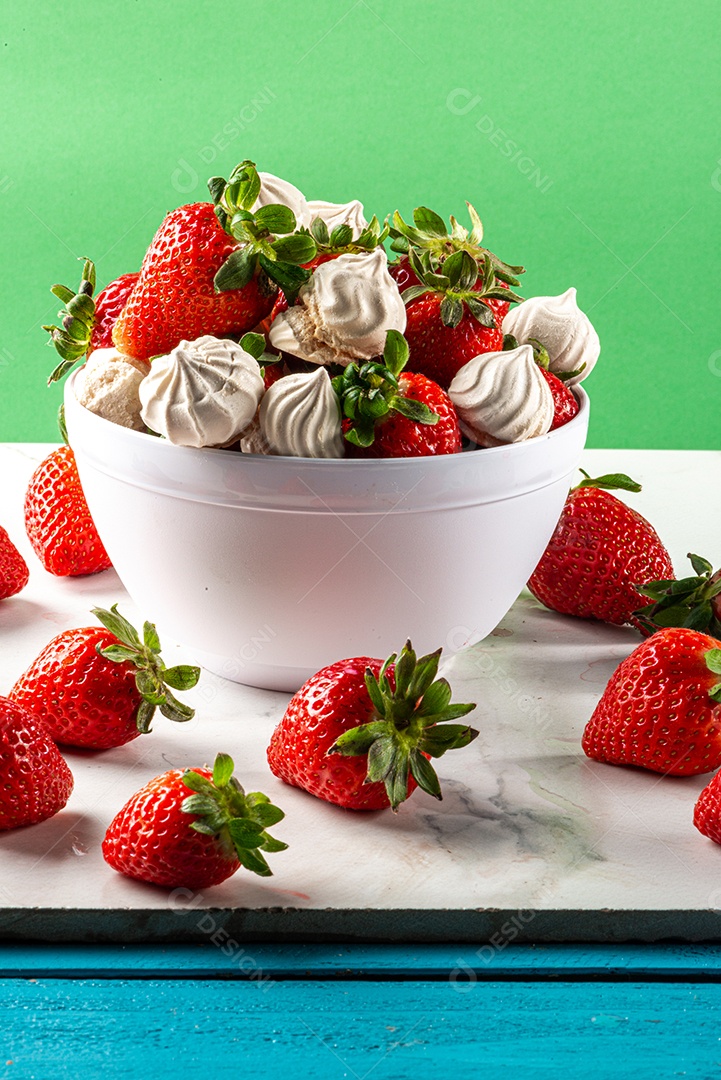 Sobremesa de morango com merengue de doce de leite