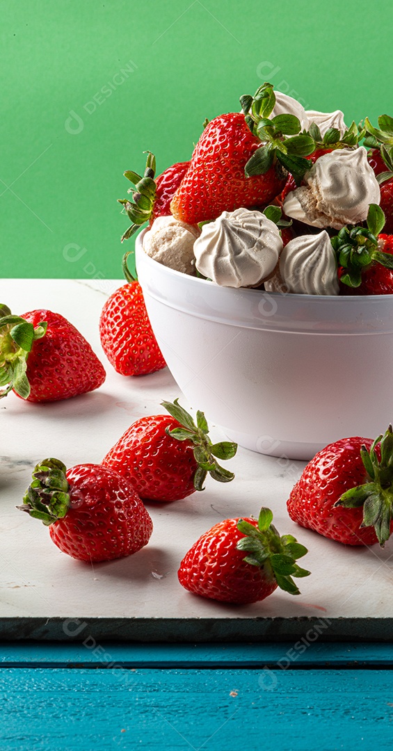 Sobremesa de morango com merengue de doce de leite