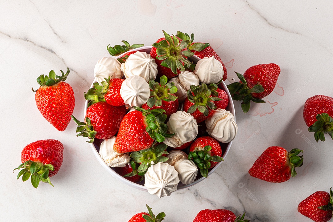 Sobremesa de morango com merengue de doce de leite