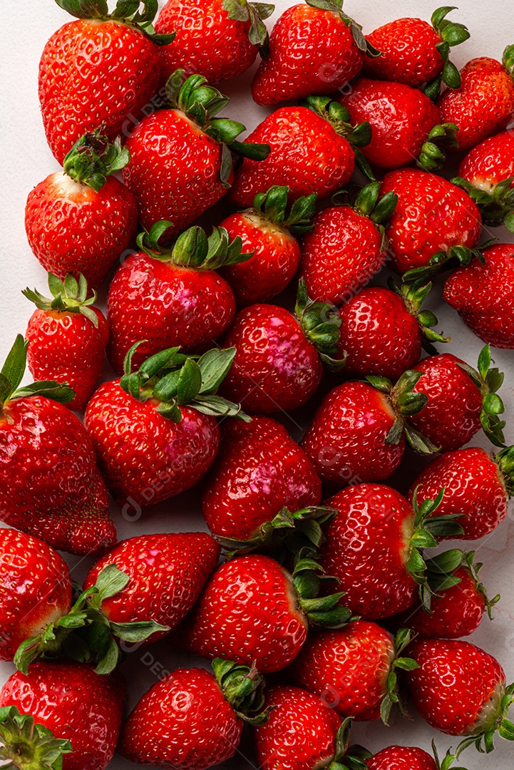 Morangos em fundo marmorizado em fundo cinza.