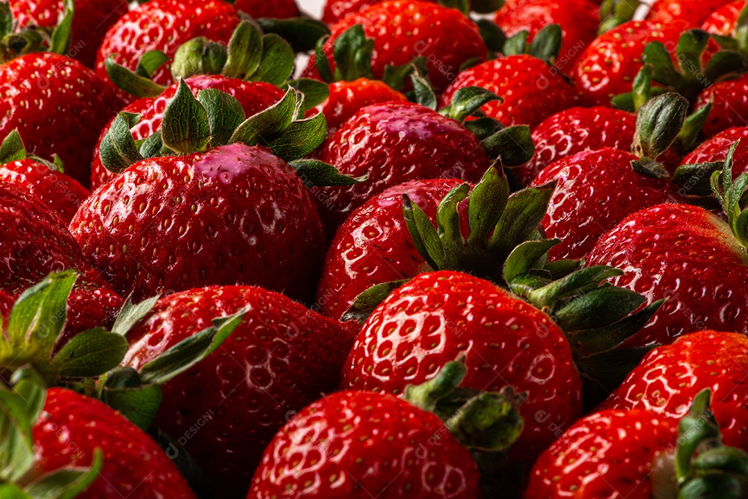 Morangos em fundo marmorizado em fundo cinza.