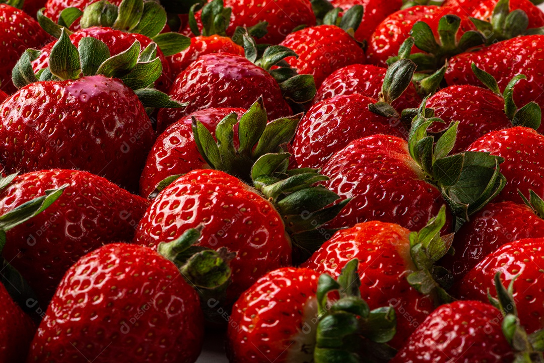 Morangos em fundo marmorizado em fundo cinza.