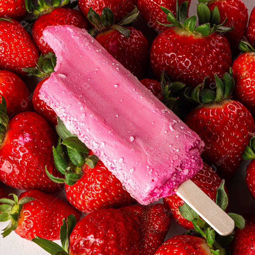 Sorvete de morango em um fundo de morangos frescos.