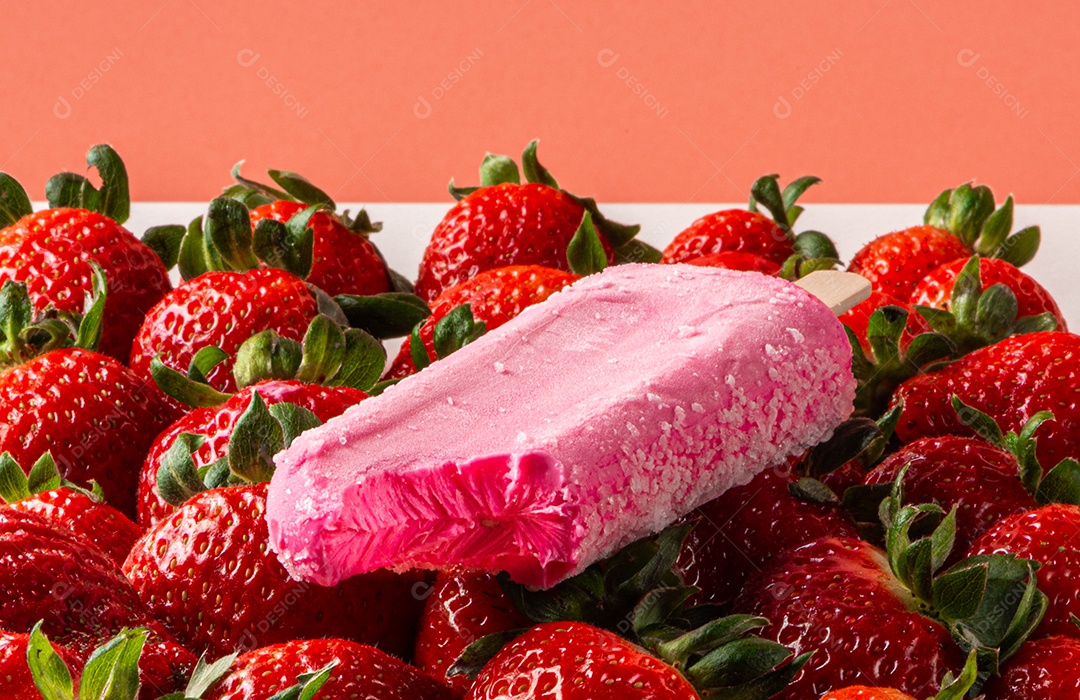 Sorvete de morango em um fundo de morangos frescos.