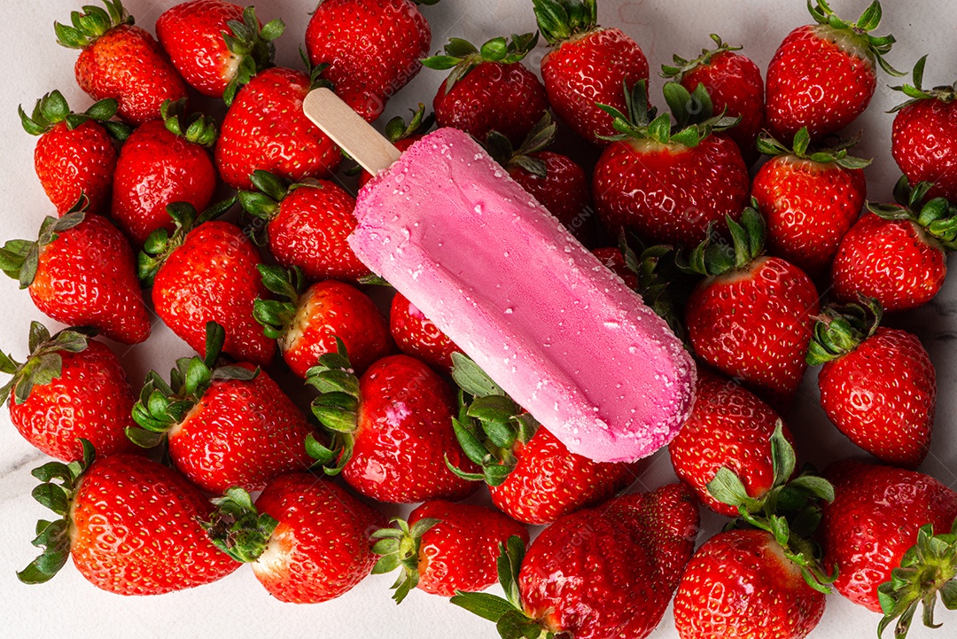 Sorvete de morango em um fundo de morangos frescos.