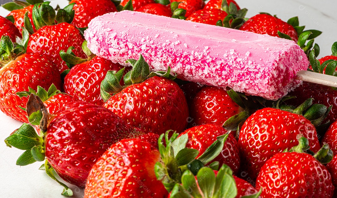 Sorvete de morango em um fundo de morangos frescos.