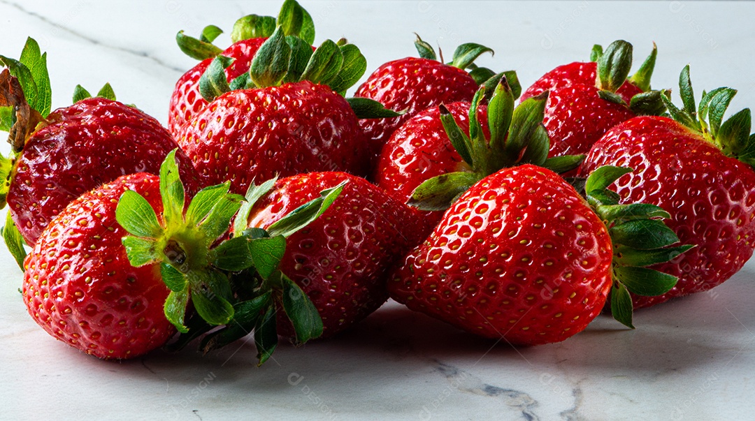 Morangos em fundo marmorizado em fundo cinza.