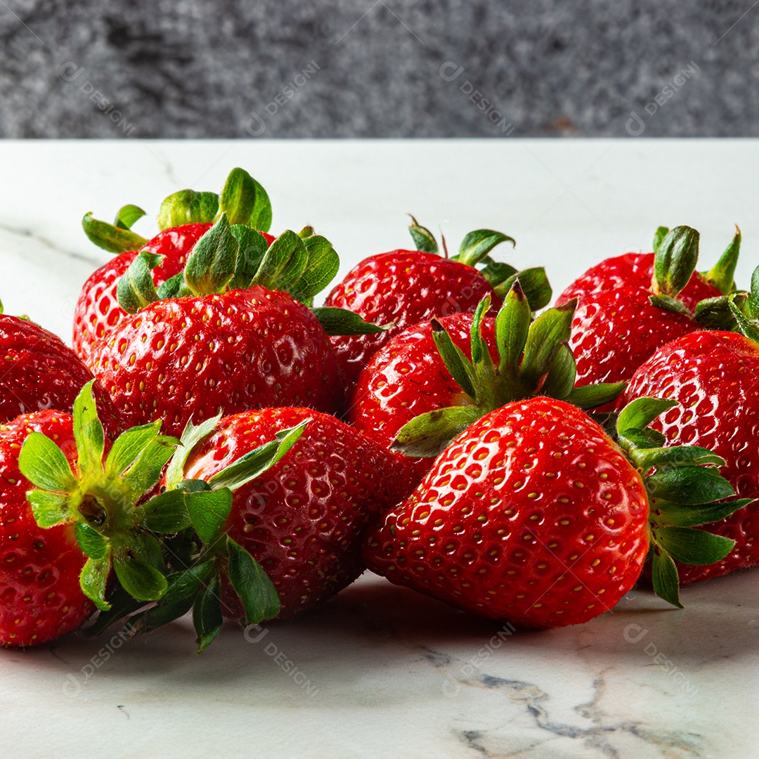 Morangos em fundo marmorizado em fundo cinza.