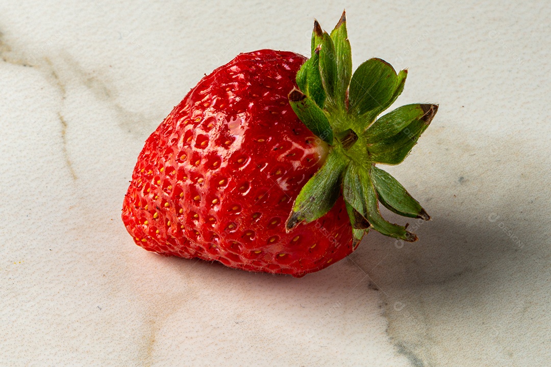 Morangos em fundo marmorizado em fundo cinza.