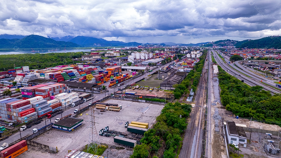 Zona Industrial Marítima. Containers, tanques de óleo e gás e caminhões.