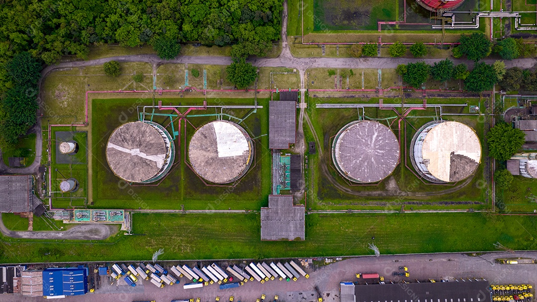 Zona Industrial Marítima. Containers, tanques de óleo e gás e caminhões.