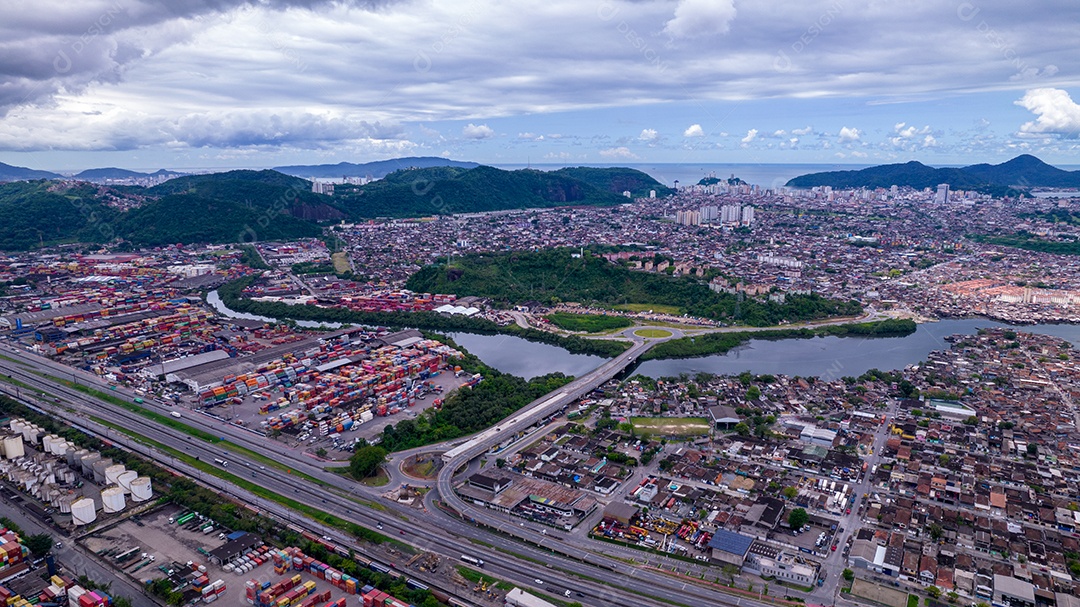 Zona Industrial Marítima. Containers, tanques de óleo e gás e caminhões.