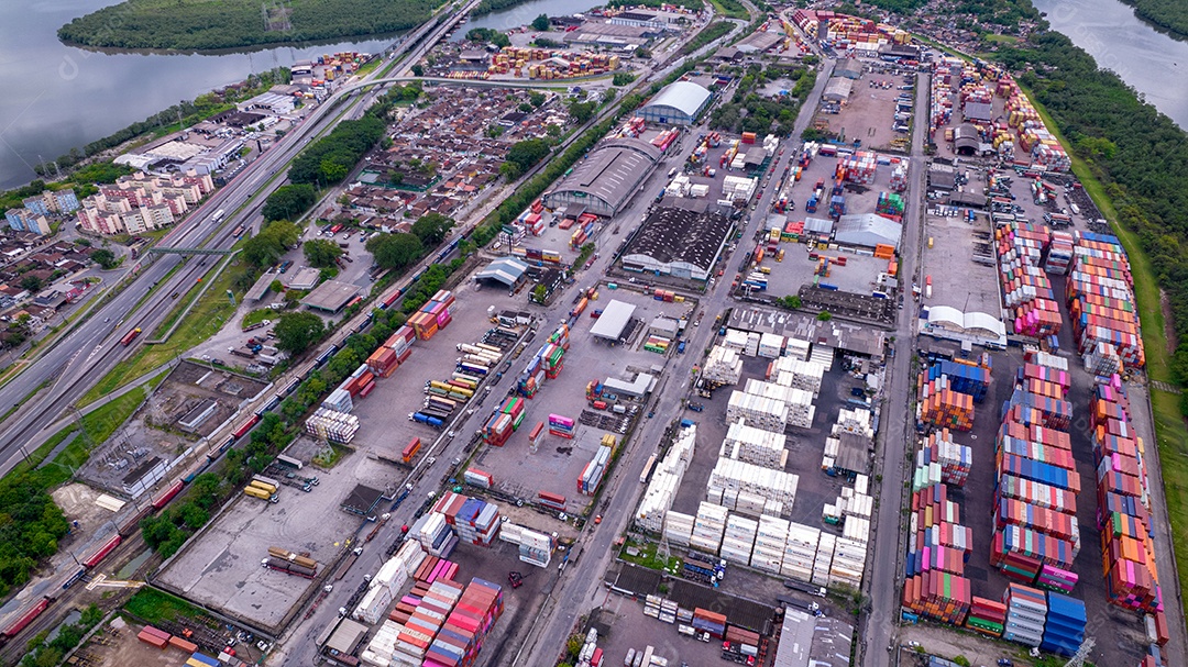 Zona Industrial Marítima. Containers, tanques de óleo e gás e caminhões.