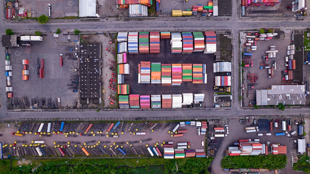 Zona Industrial Marítima. Containers, tanques de óleo e gás e caminhões.