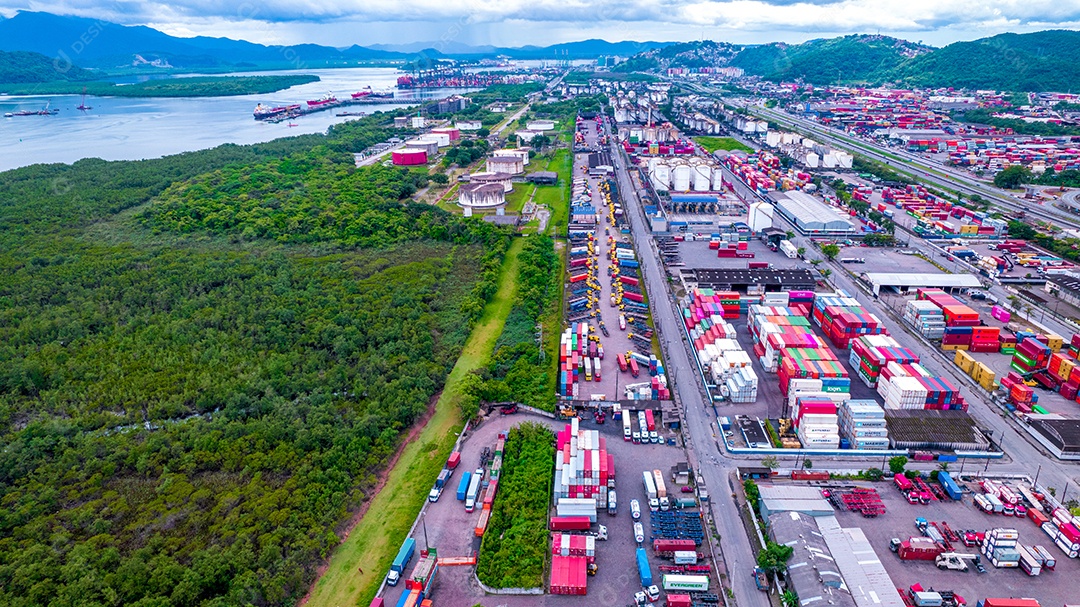 Zona Industrial Marítima. Containers, tanques de óleo e gás e caminhões.