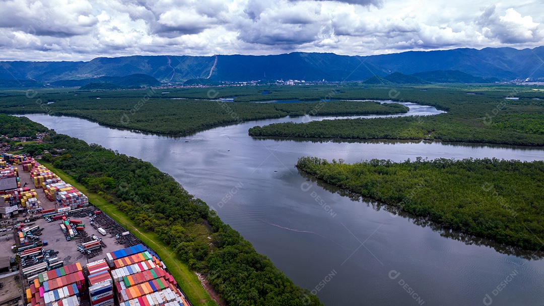 Zona Industrial Marítima. Containers, tanques de óleo e gás e caminhões.