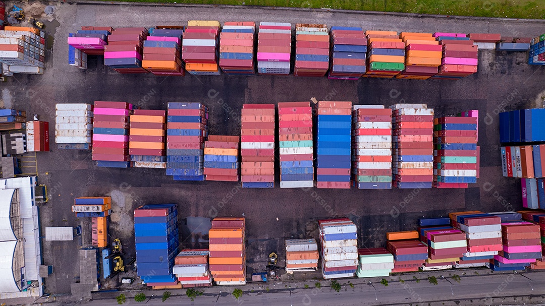 Zona Industrial Marítima. Containers, tanques de óleo e gás e caminhões.