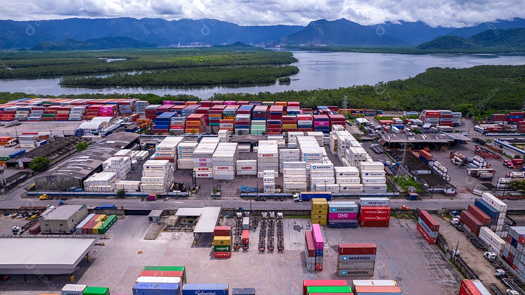 Zona Industrial Marítima. Containers, tanques de óleo e gás e caminhões.