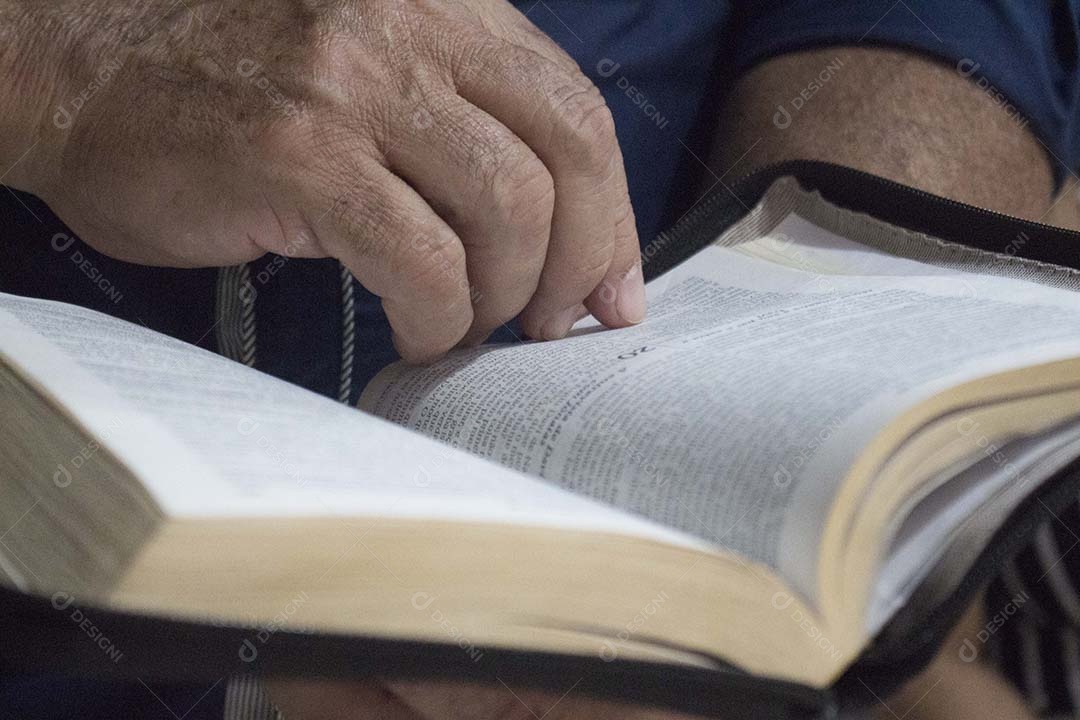 Homem lendo a bíblia sagrada